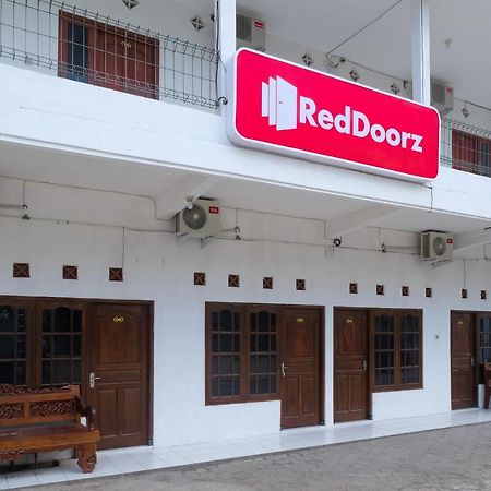 Отель Reddoorz Near Plaza Ambarrukmo Yogyakarta Maguwo Экстерьер фото