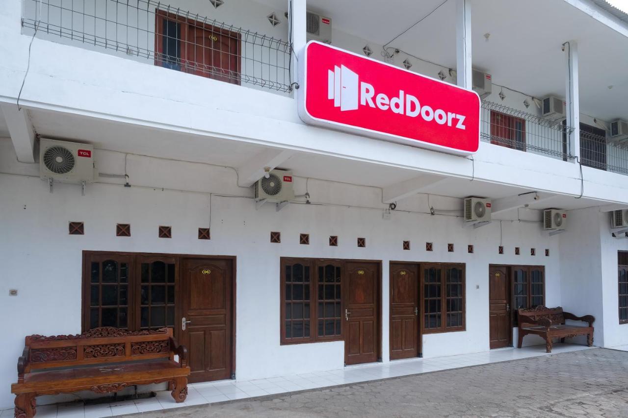 Отель Reddoorz Near Plaza Ambarrukmo Yogyakarta Maguwo Экстерьер фото