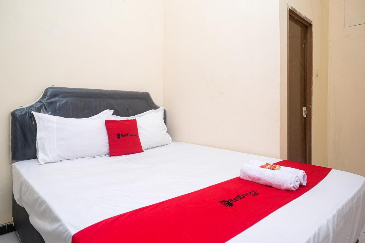 Отель Reddoorz Near Plaza Ambarrukmo Yogyakarta Maguwo Экстерьер фото