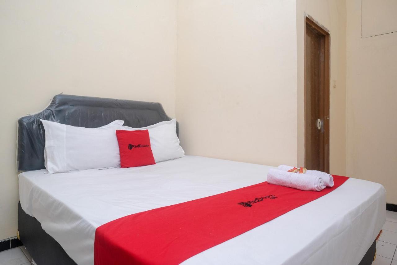 Отель Reddoorz Near Plaza Ambarrukmo Yogyakarta Maguwo Экстерьер фото