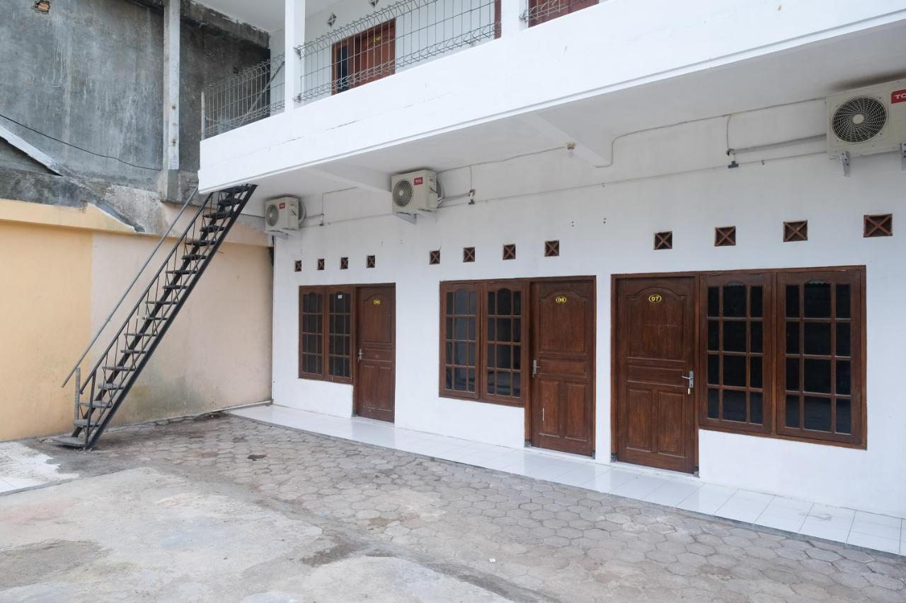 Отель Reddoorz Near Plaza Ambarrukmo Yogyakarta Maguwo Экстерьер фото