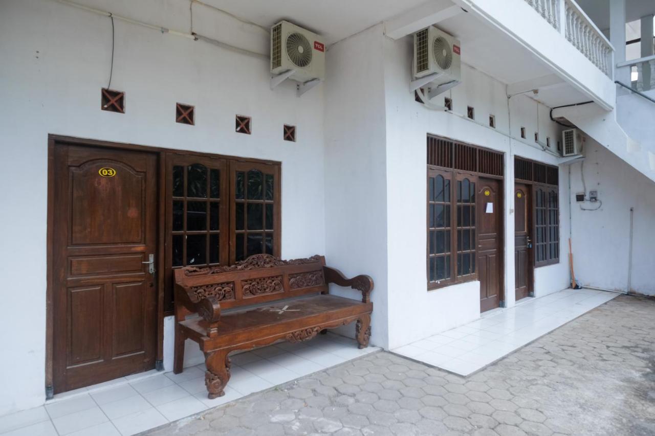 Отель Reddoorz Near Plaza Ambarrukmo Yogyakarta Maguwo Экстерьер фото