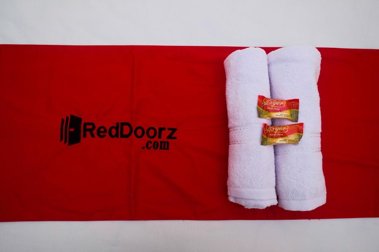 Отель Reddoorz Near Plaza Ambarrukmo Yogyakarta Maguwo Экстерьер фото